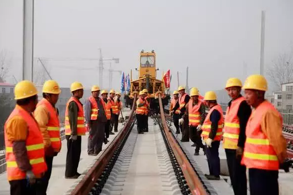出售360旋挖機(jī)，鄭萬鐵路河南段開始鋪軌.png
