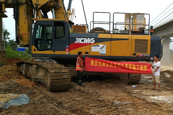 京雄高鐵大型樁基施工中，旋挖鉆機(jī)必不可少.jpg
