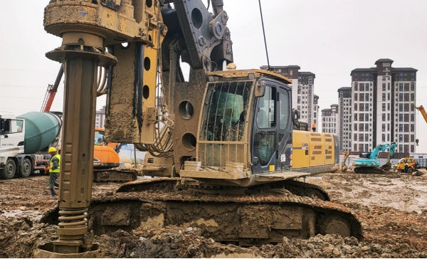 深圳大樁、深樁施工，徐工大噸位旋挖機(jī)展風(fēng)采.jpg