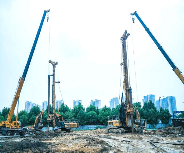 徐工旋挖鉆機(jī)強(qiáng)基固本，為城市煥新.jpg